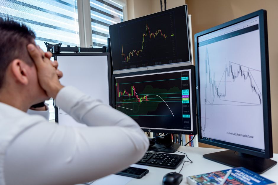 Trader reviewing trade journal and analyzing drawdown recovery parameters